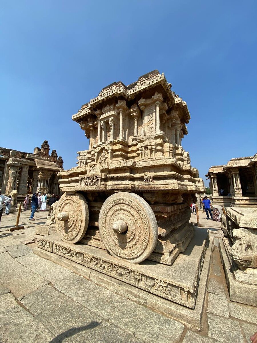 Знаменитая каменная колесница