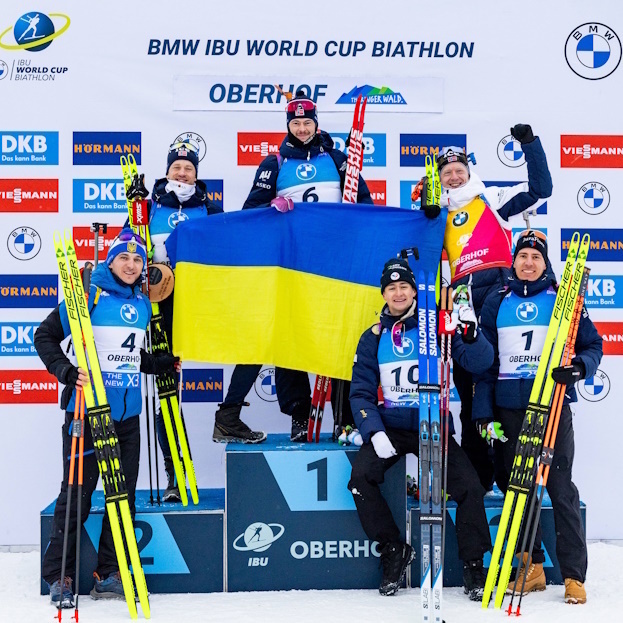    Дмитрий Пидручный, норвежские и французские биатлонисты с флагом Украины. Global Look Press