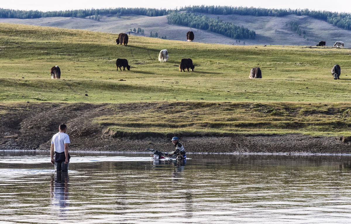 Монгол решил переехать реку на мотоцикле, который тут же заглох, но монголу было все равно..
