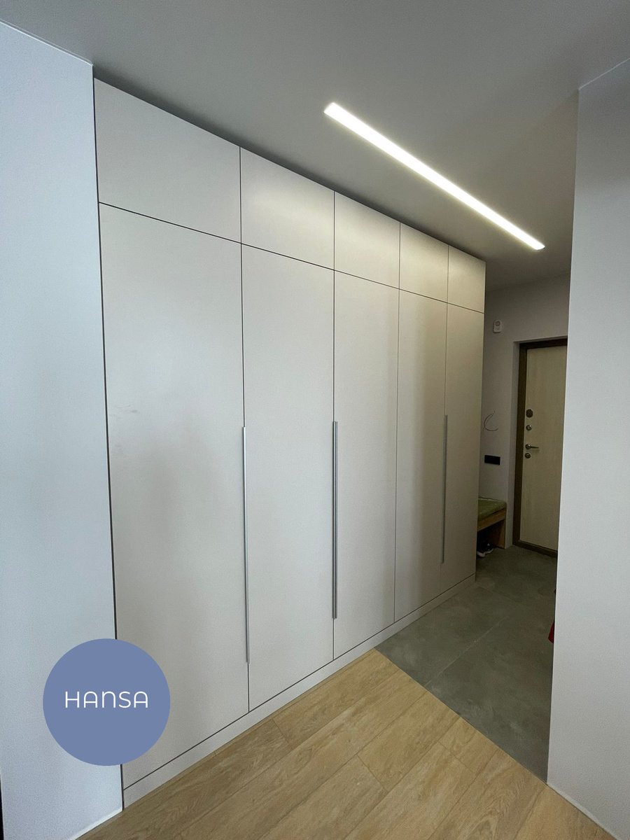 Шкаф в прихожую серого цвета, от Ханса Мебель