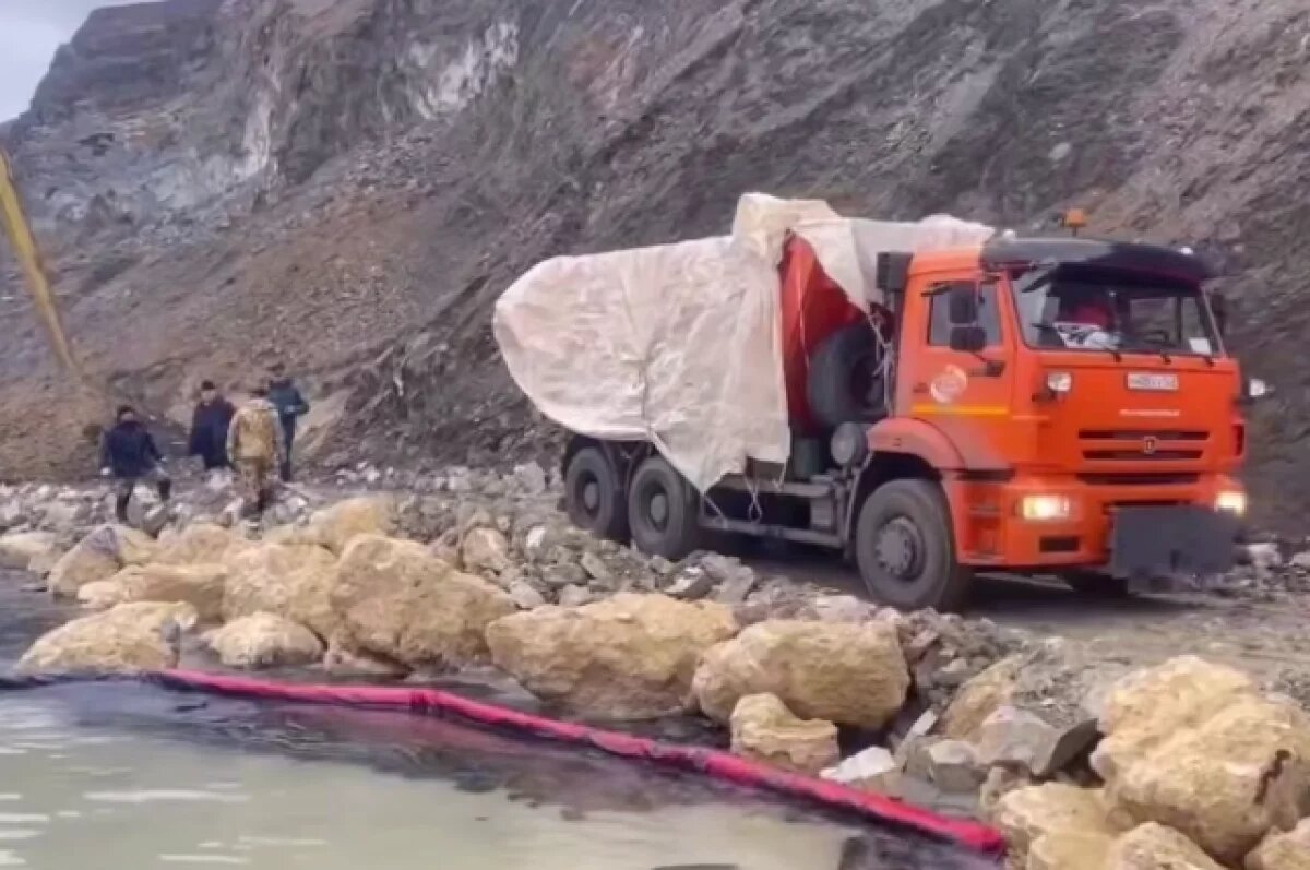    Тяжелая техника приступила к сбору мазута у кормы танкера в Тамани