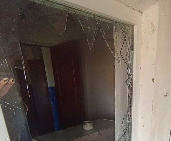 На данный момент решается вопрос о возбуждении уголовного дела по признакам преступления, предусмотренного статьёй 119 Уголовного кодекса Российской Федерации «Угроза убийством». Согласно данной статье, за подобные действия предусмотрено наказание в виде лишения свободы на срок до двух лет.   
 
 Местные жители шокированы произошедшим инцидентом. Многие из них выражают недоумение, как может возникнуть такая напряжённая ситуация в кругу семьи.По словам заявителя, зять пришёл не с добрыми намерениями. В разгар спора он достал заранее подготовленный нож и начал наносить удары по входной двери и окну дома тестя. При этом он повредил себе руку и начал угрожать пожилому мужчине убийством. Пенсионер, зная о криминальном прошлом своего зятя, воспринял эти угрозы всерьёз. Напомним, что злоумышленник ранее уже имел судимость за причинение тяжких телесных повреждений.📷
Ситуация вызвала немедленное реагирование со стороны правоохранительных органов. Сотрудники полиции, прибывшие на место происшествия, задержали агрессивного зятя по горячим следам. Во время допроса он признался в содеянном и объяснил свои действия эмоциональным состоянием и желанием решить семейные вопросы.📷
