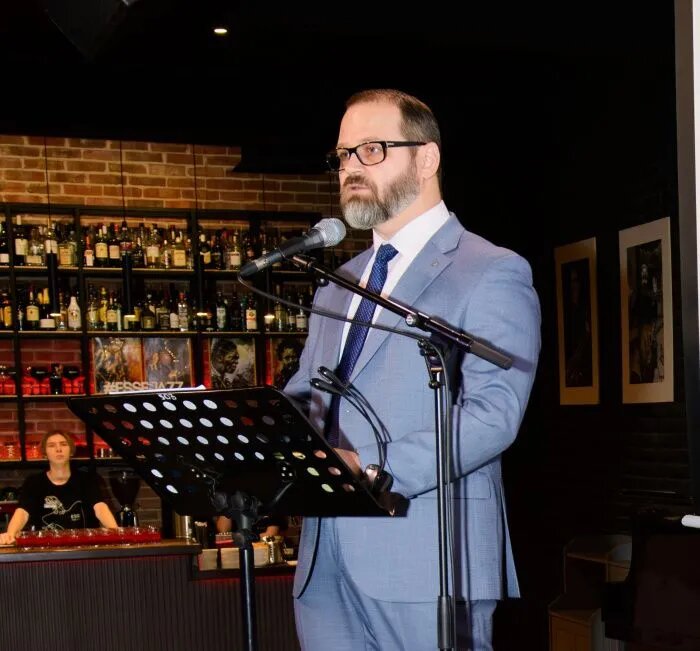 Главный редактор «Эксперт Юг» Владимир Козлов делает доклад «Люди и тренды года на Юге России в 2024 году» в рамках делового приема // Фото: «Эксперт Юг»