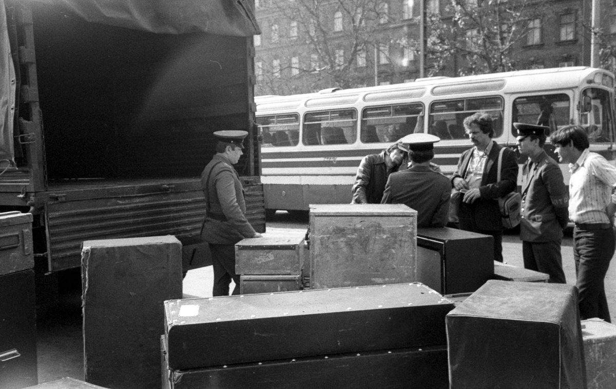 Алик Колоколов, Юра Петерсон у сгруженной аппаратуры