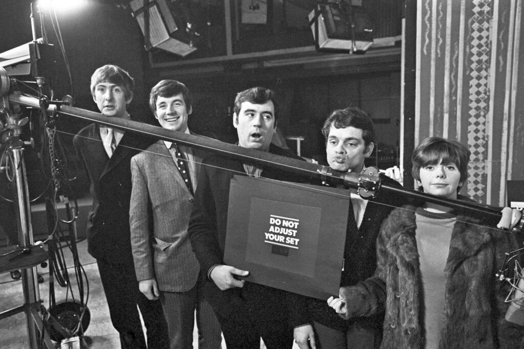 Совсем молодые Айдл, Пейлин и Джонс со своими коллегами по шоу «Не крутите ручку настройки»