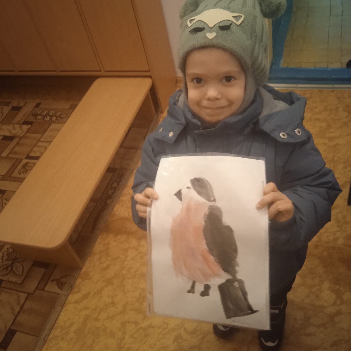 Сегодня забирала внука из садика. Подарил снегиря. Симпатичная птичка от нашего Пикассо.В профиль вылитая я 🤣