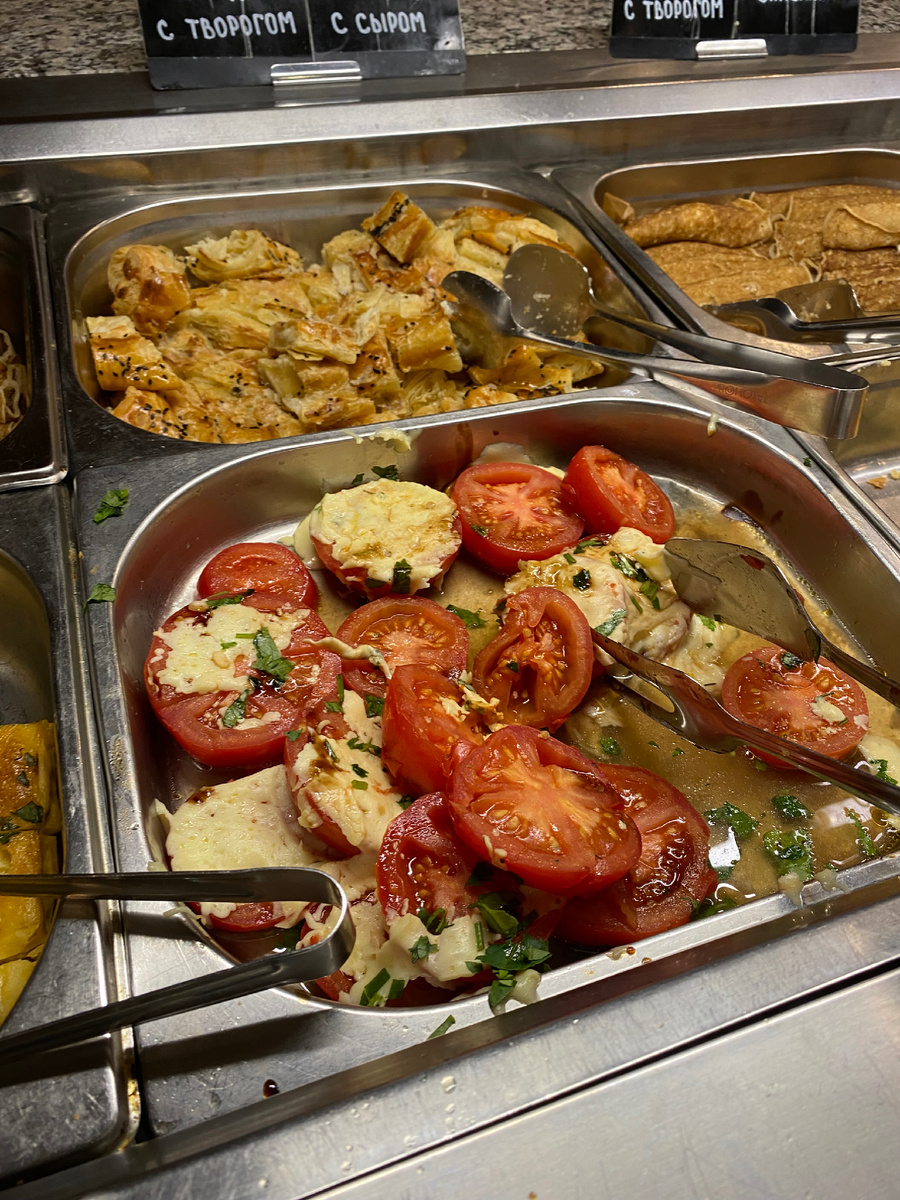 Фото с завтрака, но это для понимания как там навалено и выглядит