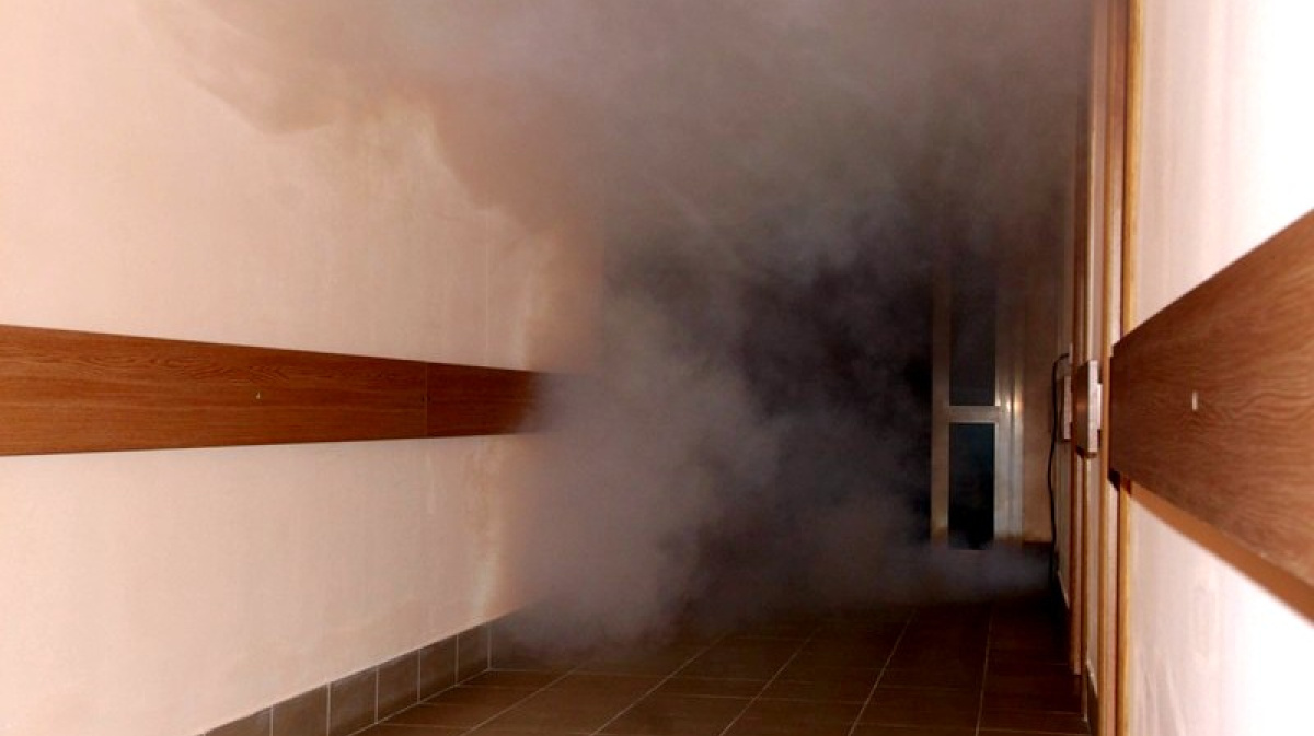 Рассмотрим пример, Саратовская школа. Из-за короткого замыкания произошло частичное задымление коридора, вследствие чего, была произведена эвакуация персонала и учащихся школы.