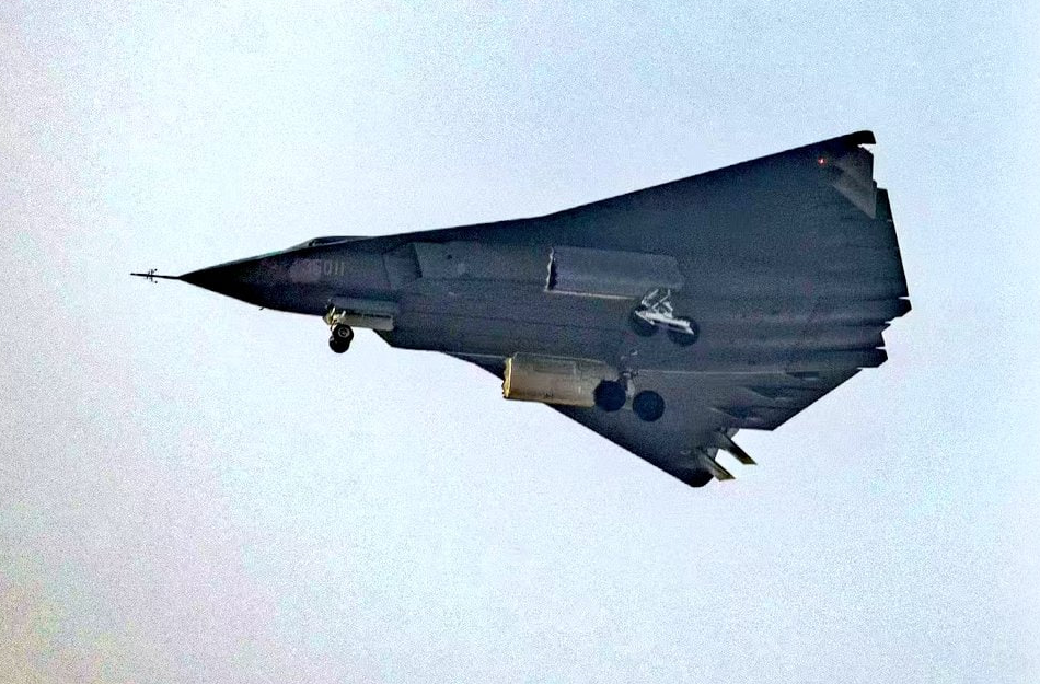 Многоцелевой китайский истребитель Цзянь-36 "Белый Император ещё толком не полетел, но уже обрушил цену акций своихъ американских конкурентов.  Фото Синьхуа