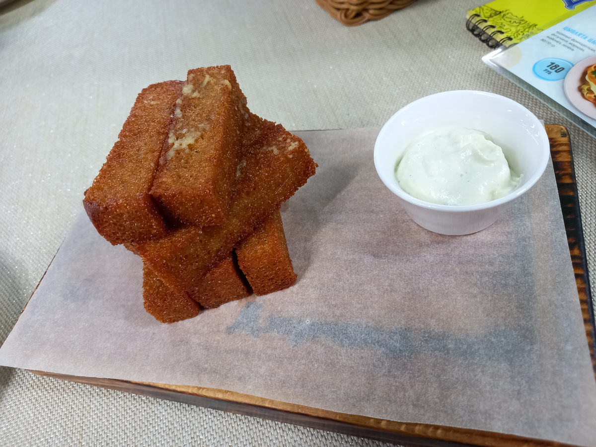 Гренки с чесночным соусом 110/25г. - 180 рублей.