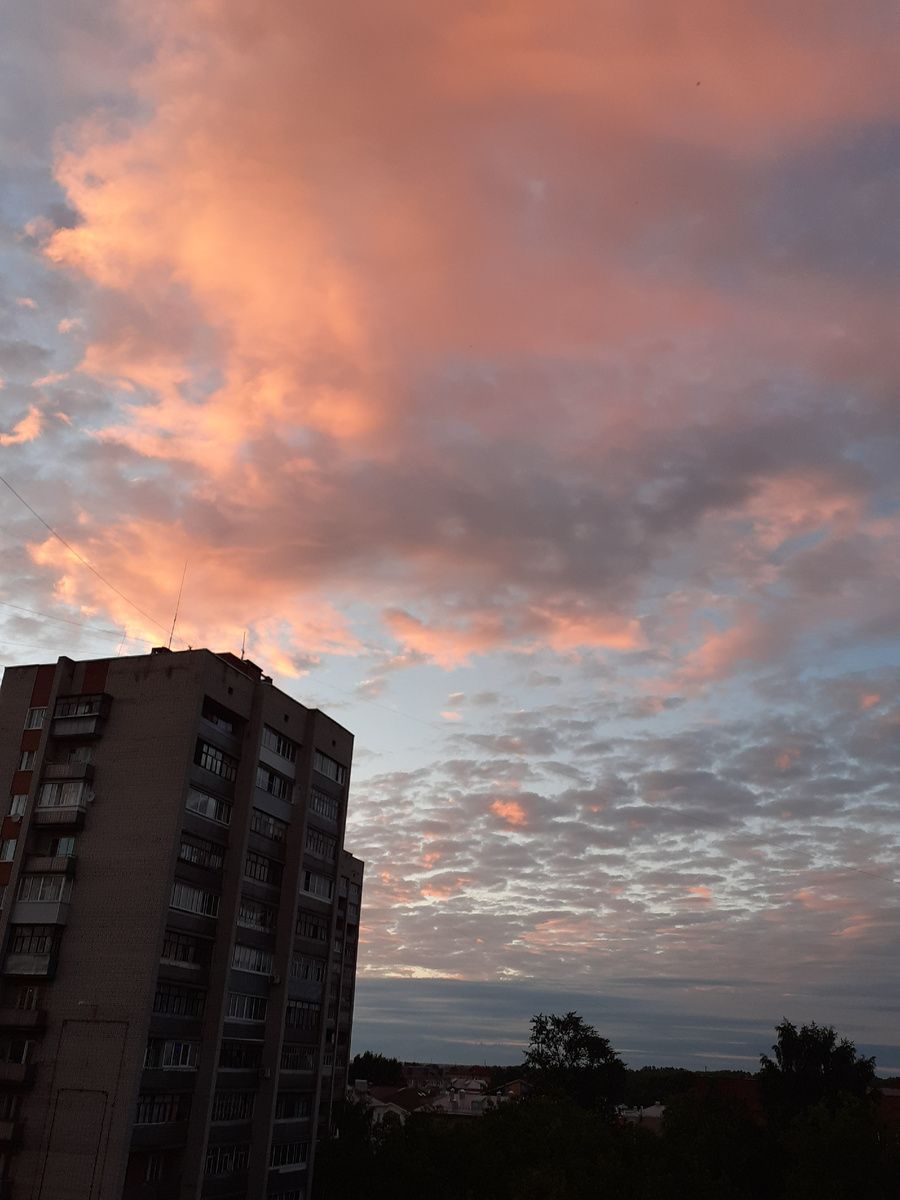 Окна моего балкона выходят на север и я могу любоваться закатами