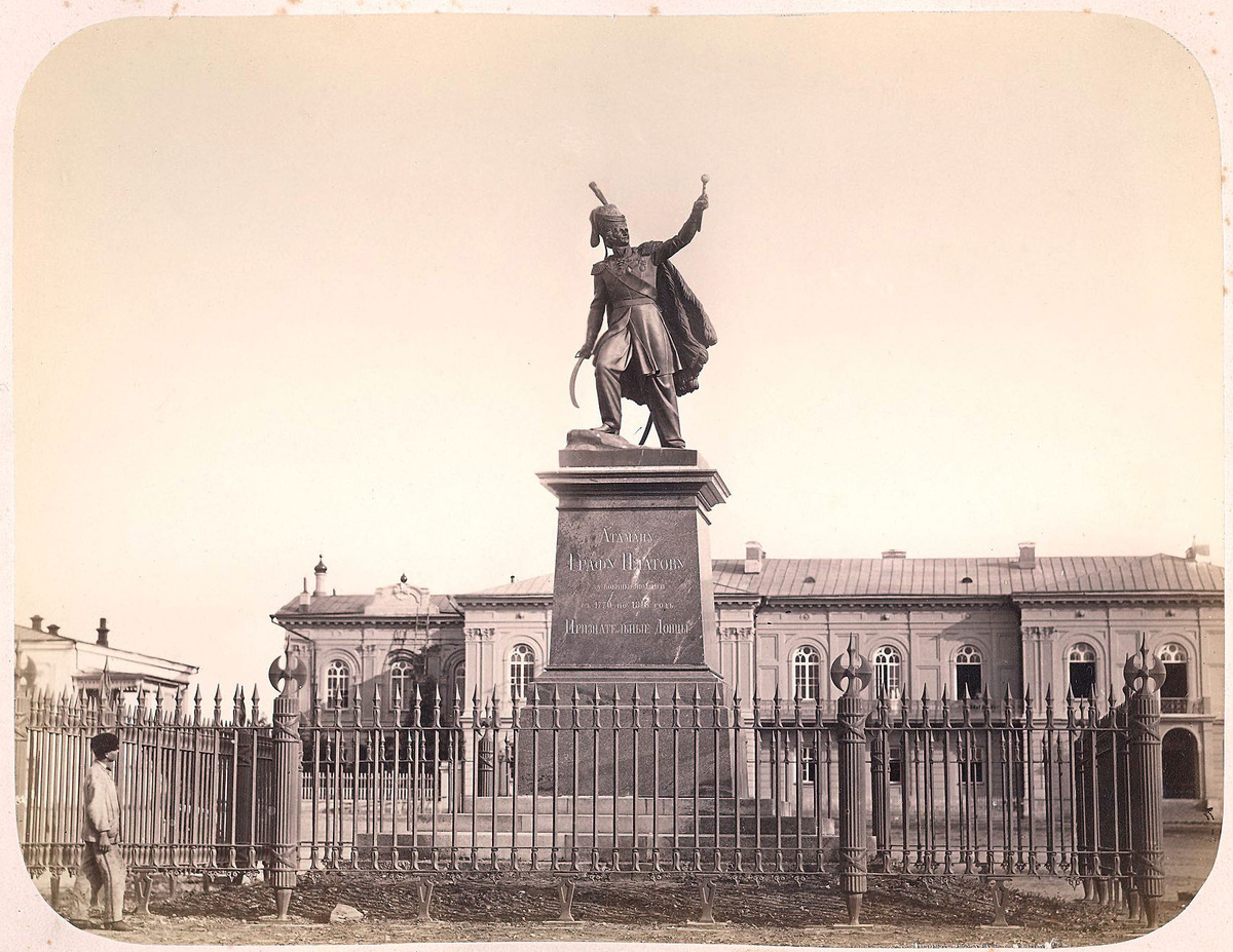 Вид на Атаманский дворец и памятник графу Платову. Фото из фондов Новочеркасского музея истории донского казачества. goskatalog.ru. Как видно, пушек возле памятника нет, либо ещё, либо уже.