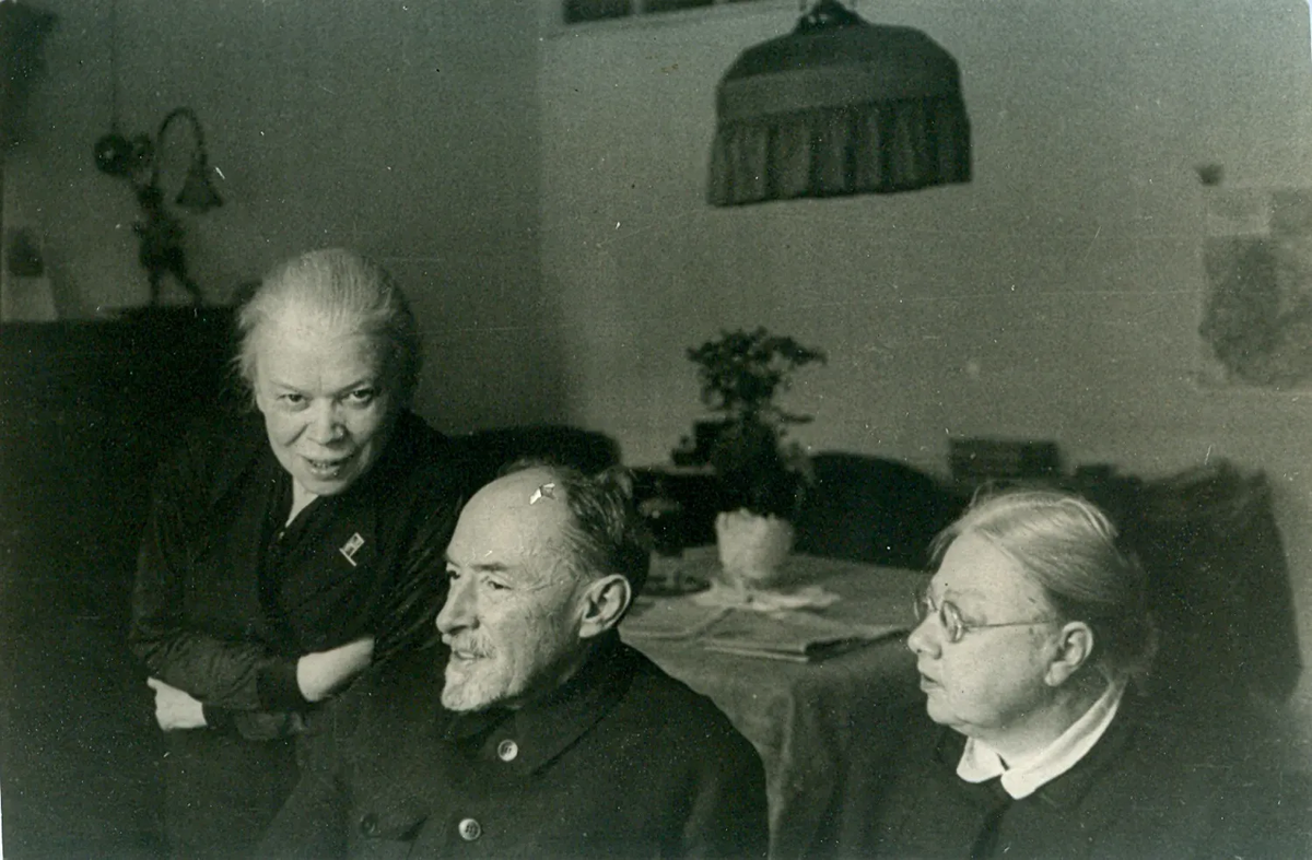 Сестра Ленина - Мария, брат Ленина  - Дмитрий, и вдова Крупская отказывались выселяться из усадьбы Горки