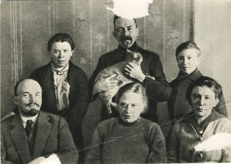 Родственники Ленина при его жизни полюбили Горки. И стали жить здесь. Дмитрий вверху