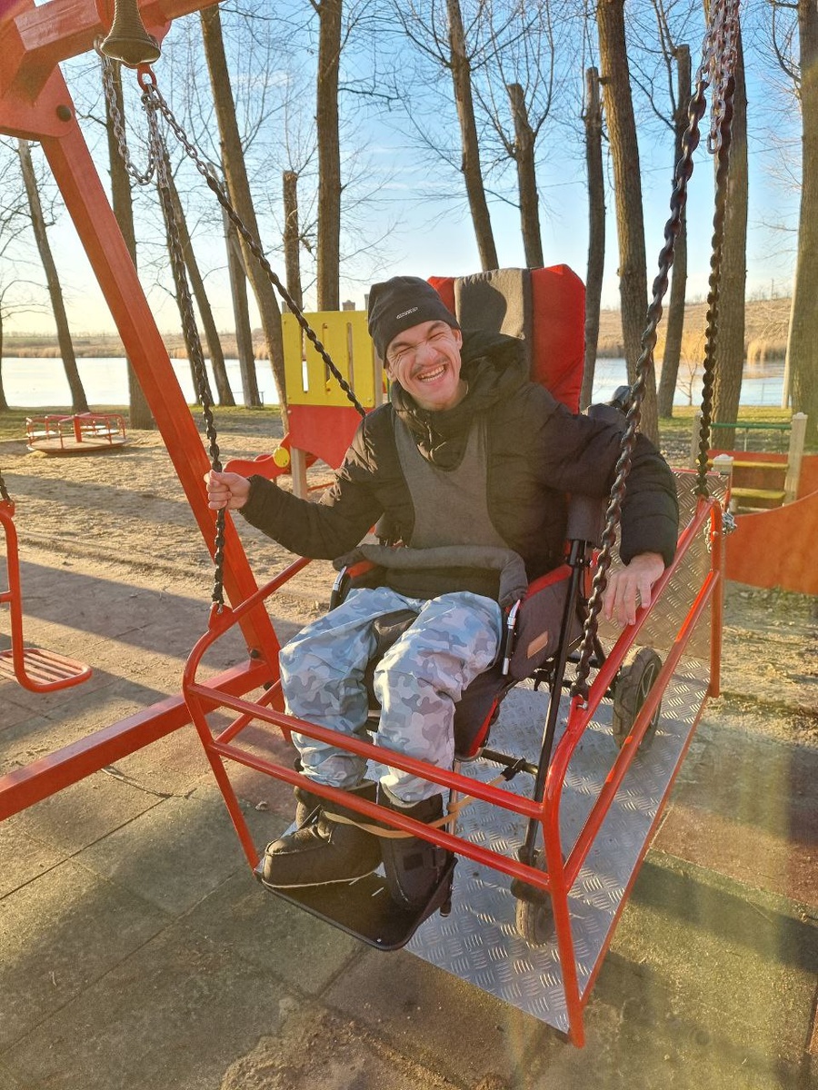 На этом забавном фото сложно разглядеть минимум час тяжёлой работы: переодеть, посадить на коляску, дойти, водрузить на качель, а потом в обратном порядке. Это необходимо сделать, иначе Лена банально не сможет помыть полы.