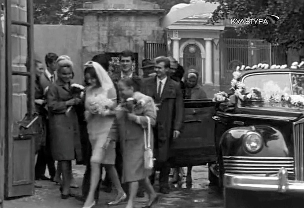 Во Дворец счастья - со счастливыми лицами! Фотокадр из открытых источников.