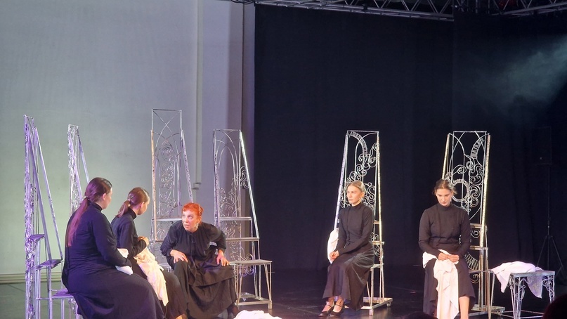 Создать карусель«Дом Бернарды Альба», ноябрь 2024, фото Оксаны Есиповой