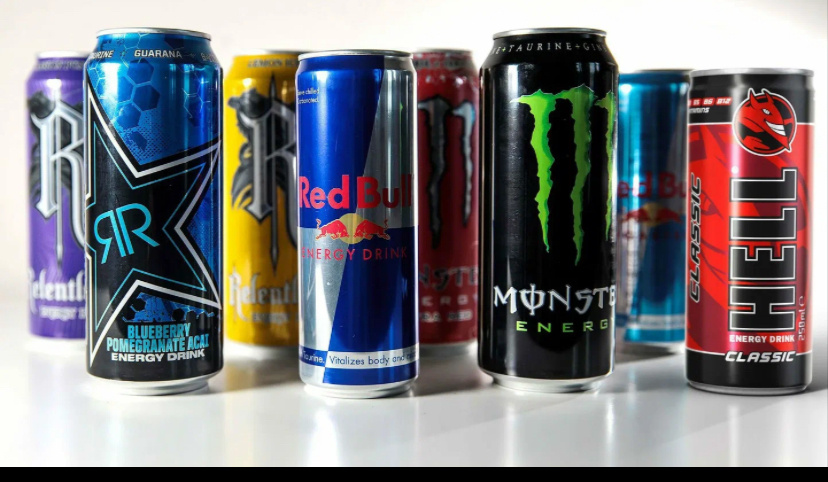 Для большинства людей энергетик — возможная замена таким кофеин-содержащим продуктам, как кофе и чай, когда нужно взбодриться. Также он может быть источником витаминов и быстрой энергии за счет сахара.

При этом назвать энергетик полезным напитком сложно — скорее, это просто один из продуктов, который можно иногда употреблять. Расскажу, в чем польза и вред энергетиков, а также как часто их можно пить.                                                                        Из чего состоят энергетики?
Все энергетики, которые можно увидеть в продаже, очень похожи по составу. В них есть базовые компоненты, то есть вещества, которые составляют основу любой газировки. Например, вода, углекислый газ или регуляторы кислотности — лимонная и аскорбиновая кислоты. Эти компоненты хорошо изучены и безопасны. Кроме того, в энергетических напитках есть вещества с тонизирующим эффектом: кофеин, адаптогены и сахар. Они должны давать тот самый заряд бодрости, ради которого люди пьют такие напитки.

Также в энергетиках есть дополнительные компоненты: таурин, L-карнитин, глюкуронолактон, экстракты дамианы и йохимбе, витамины. Они различаются в разных напитках и обещают покупателю дополнительную пользу.

Кофеин — главный тонизирующий компонент любых энергетиков.