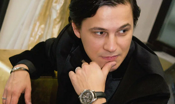    Максим с детства мечтал стать артистом