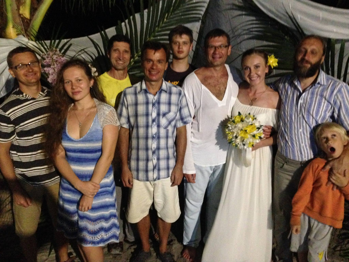 Свадьба в Акимовой бухте. Игорь в центре, с нашими сотрудниками и венчающимися.