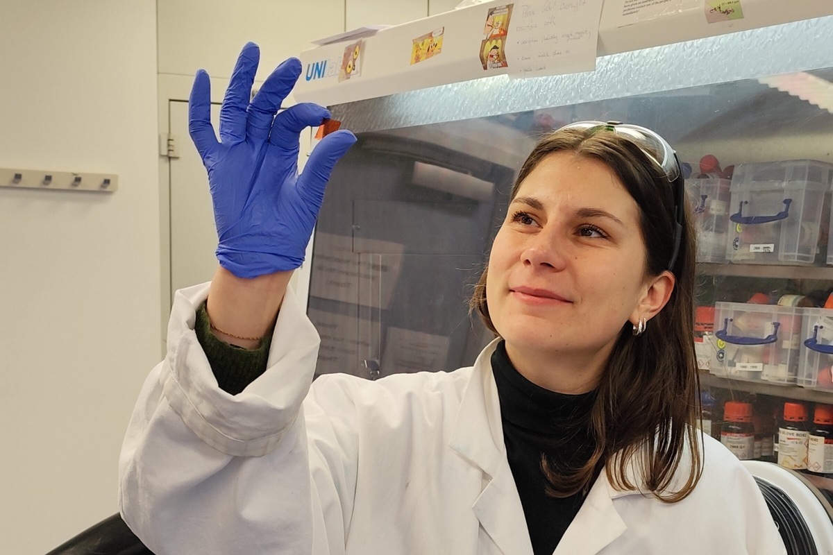 Лора Спайс смотрит на одну из тонких пленок COF, исследованных в исследовании.    
 Источник: Florian Wolf  📷
