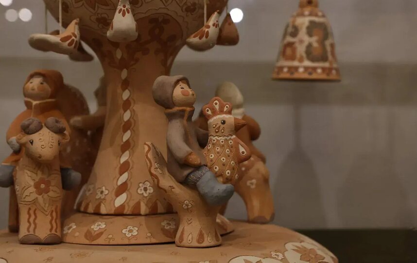    Глина из Ясной Поляны нескольких цветов, художницы покрывают её ангобами.Елена Купцова