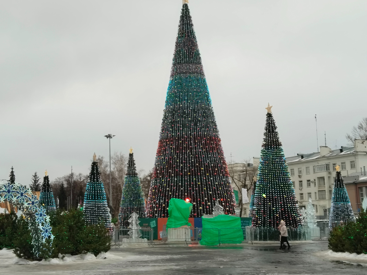 Ледяные фигуры покрыты от преждевременного таяния. 