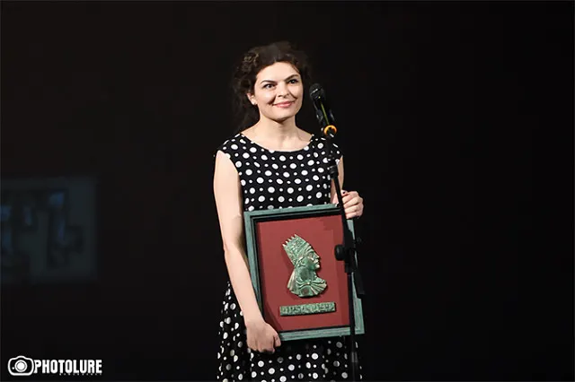 Заслуженная артистка Армении, режиссер Нарине Григорян со своим очередным "Артаваздом"