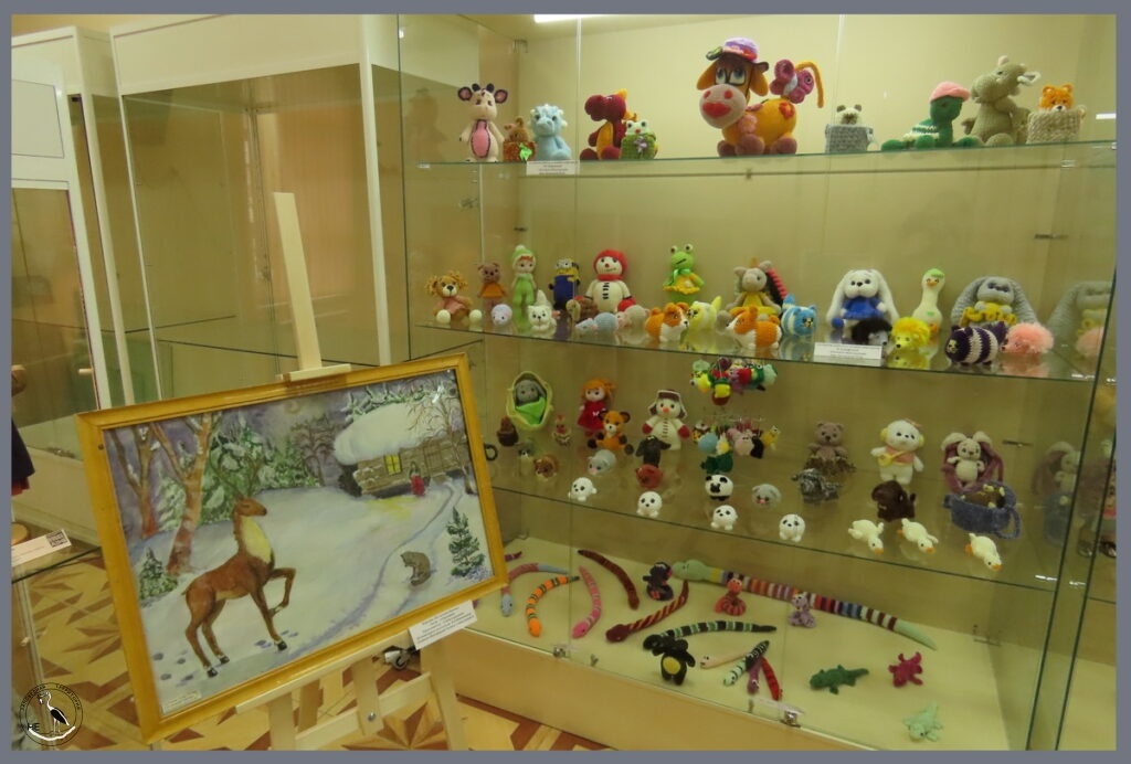    Вязаные игрушки Н. Дорофеевой, Каменск-Шахтинский, мкр. Лиховской. Картина «По сказкам Бажова». Автор — А. Цыганова, преподаватель Е.В.Белгородцева, ДШИ им. Я.Д. Минченкова, г. Каменск-Шахтинский. Бумага, гуашь, акварель. Анна Власова