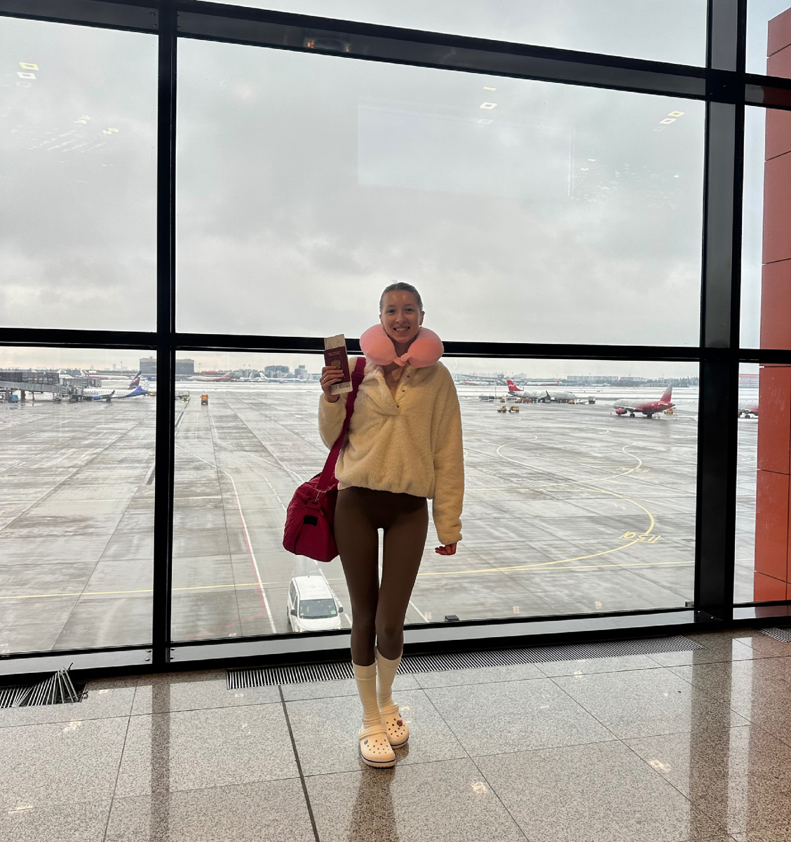 Это я стою в аэропорту Шереметьево и желаю вам приятного чтения и прекрасного дня 🤍