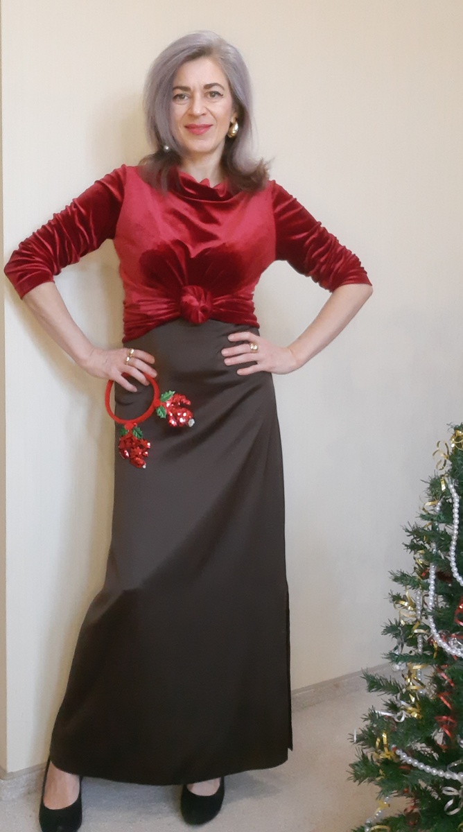 Топ из секонд-хэнда и юбка из гуманитарной помощи.