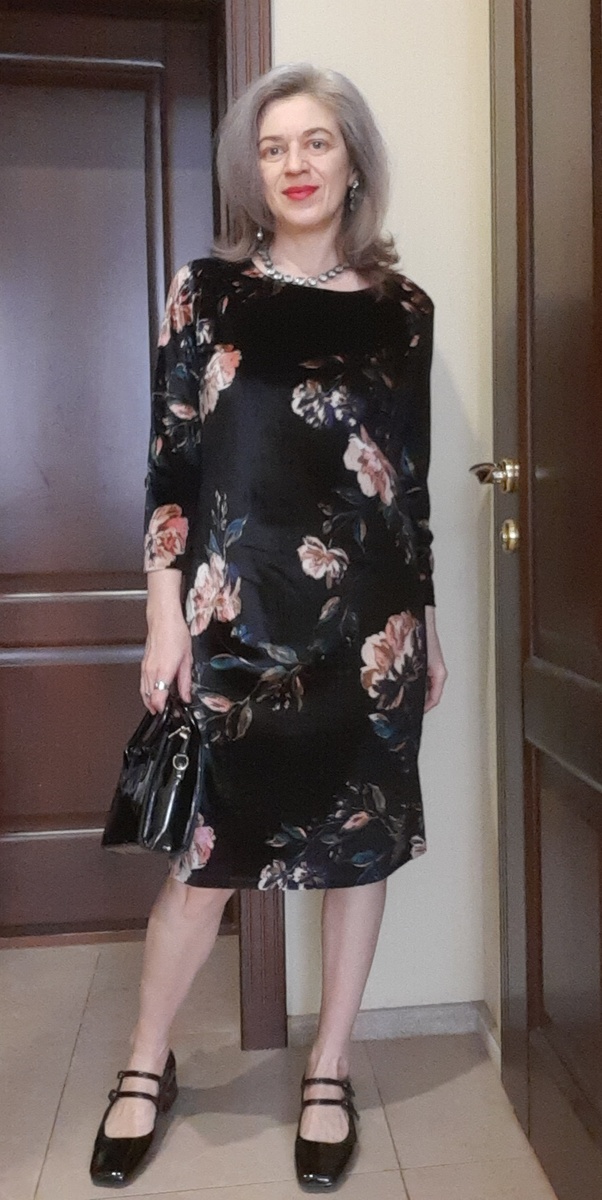 Платье из бархата с цветочным принтом.