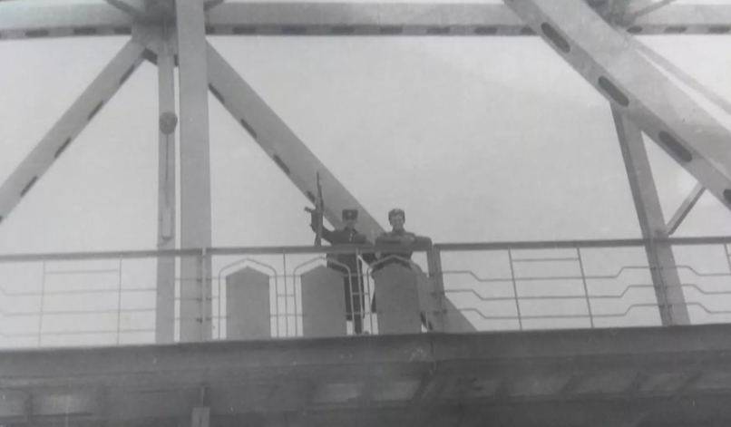 Советские пограничники охраняющие Мост "Дружбы"