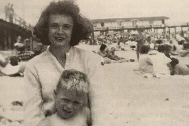 Банди с матушкой, которая толком и не знает, где его нашли - в капусте, или же принес аист. Фото взято из открытых источников.