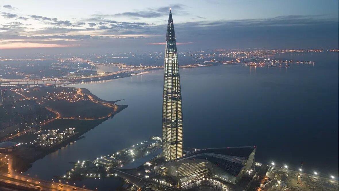 Скоро в «Лахта-центре» освободятся офисы — «Газпром» ждут сокращения. Фото: РБК