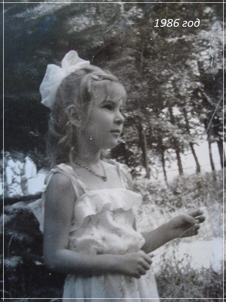 Лето 1986-го года. Отличница Юля Симакина еще не догадывается о том, что скоро в ее  школьной программе появится новый предмет, и вместе с привычными пятерками и четвёрками в дневнике теперь будут новые отметки - тройки и даже двойки.