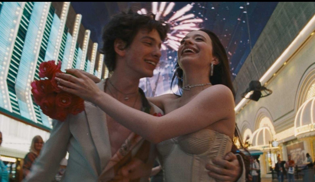 Начало фильма похоже на сказку о Золушке 