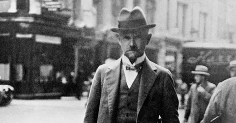 Леонид Борисович Красин (15 [27] июля 1870, Курган, Западно-Сибирское генерал-губернаторство — 24 ноября 1926, Лондон) — российский революционер и инженер, участник социал-демократического движения в России с 1890 года, член ЦК РСДРП в 1903–1907 годах. Руководитель Боевой группы при ЦК РСДРП, член ЦК ВКП(б) в 1924–1926 годах, член Совета обороны; советский государственный и партийный деятель. Член ЦИК СССР 1–3-го созывов.