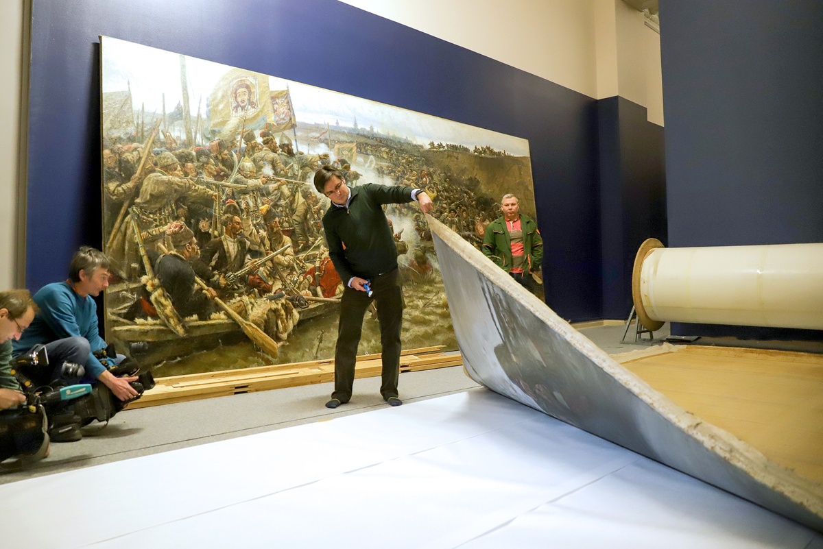    Перед тем, как перевозить масштабные полотна Сурикова в Русский музей, их накатали на вал. После снятия с него картине нужно время - "отлежаться". /Святослав Акимов