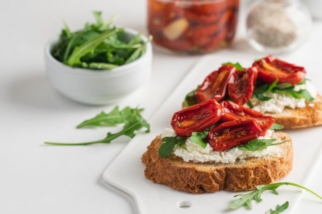    Брускетта с творожным сыром, вялеными томатами и руколой