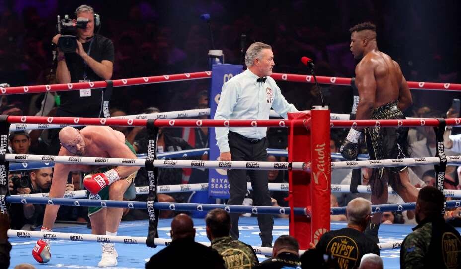    Чемпион мира в тяжелом по версии WBC Тайсон Фьюри свалился в нокдаун от бойца ММА Френсиса Нганну. Фото: Reuters