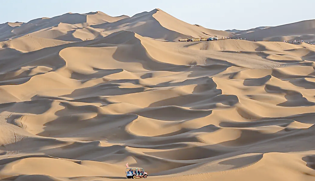 По одной из версий название Такла-Макан в переводе с уйгурского означает «место, откуда нет возврата». Снимок: worldatlas.com