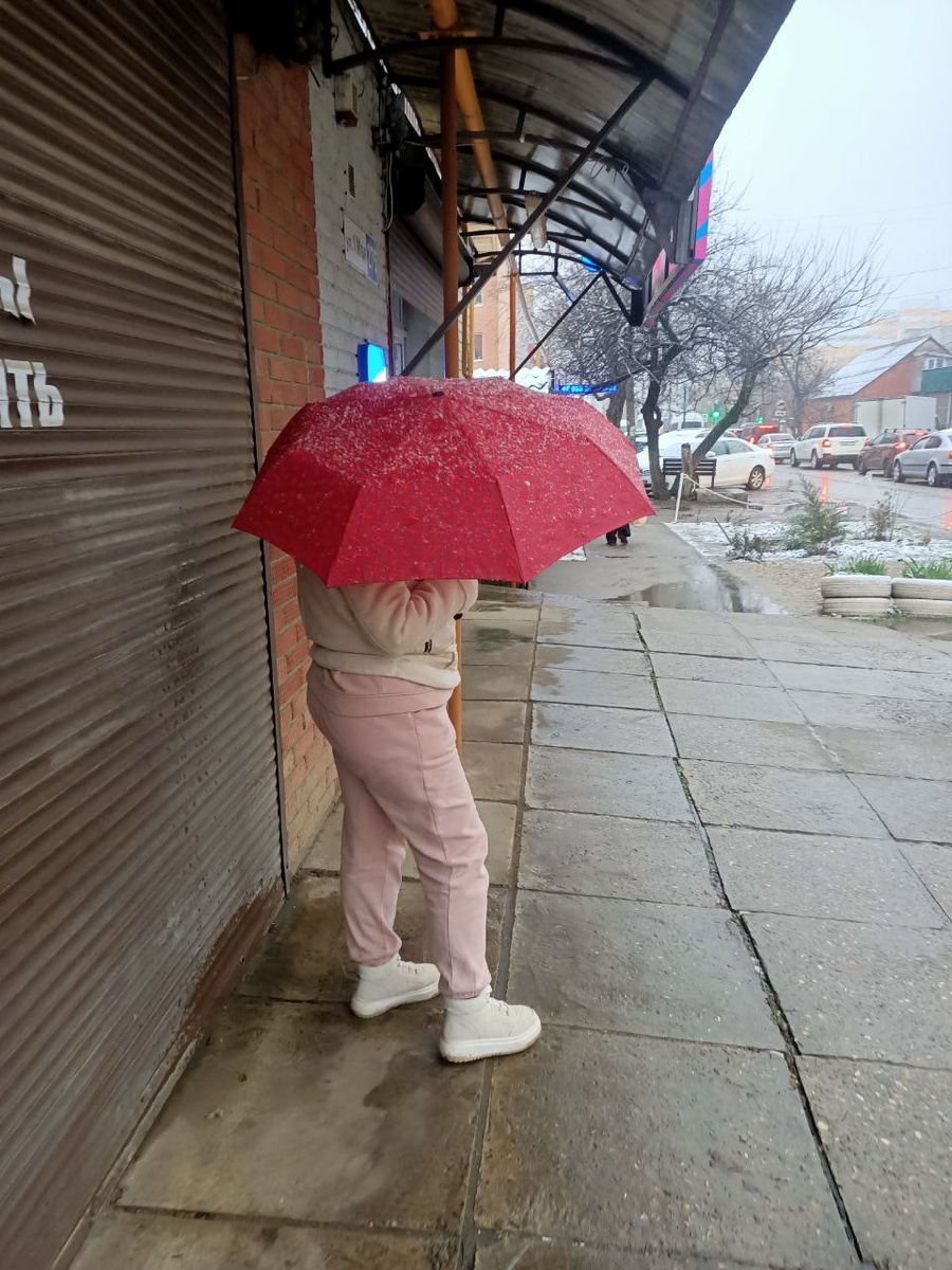 Зонт и снег. В Краснодаре