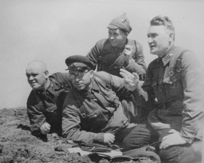 Илья Сельвинский (в центре). 