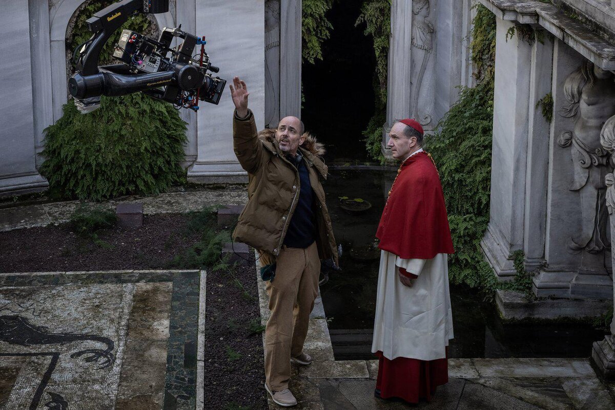 Philippe Antonello/Focus Feature / © 2024 Focus Features, LLC. All Rights Reserved.
Эдвард Бергер и Рэйф Файнс на съёмках фильма "Конклав"