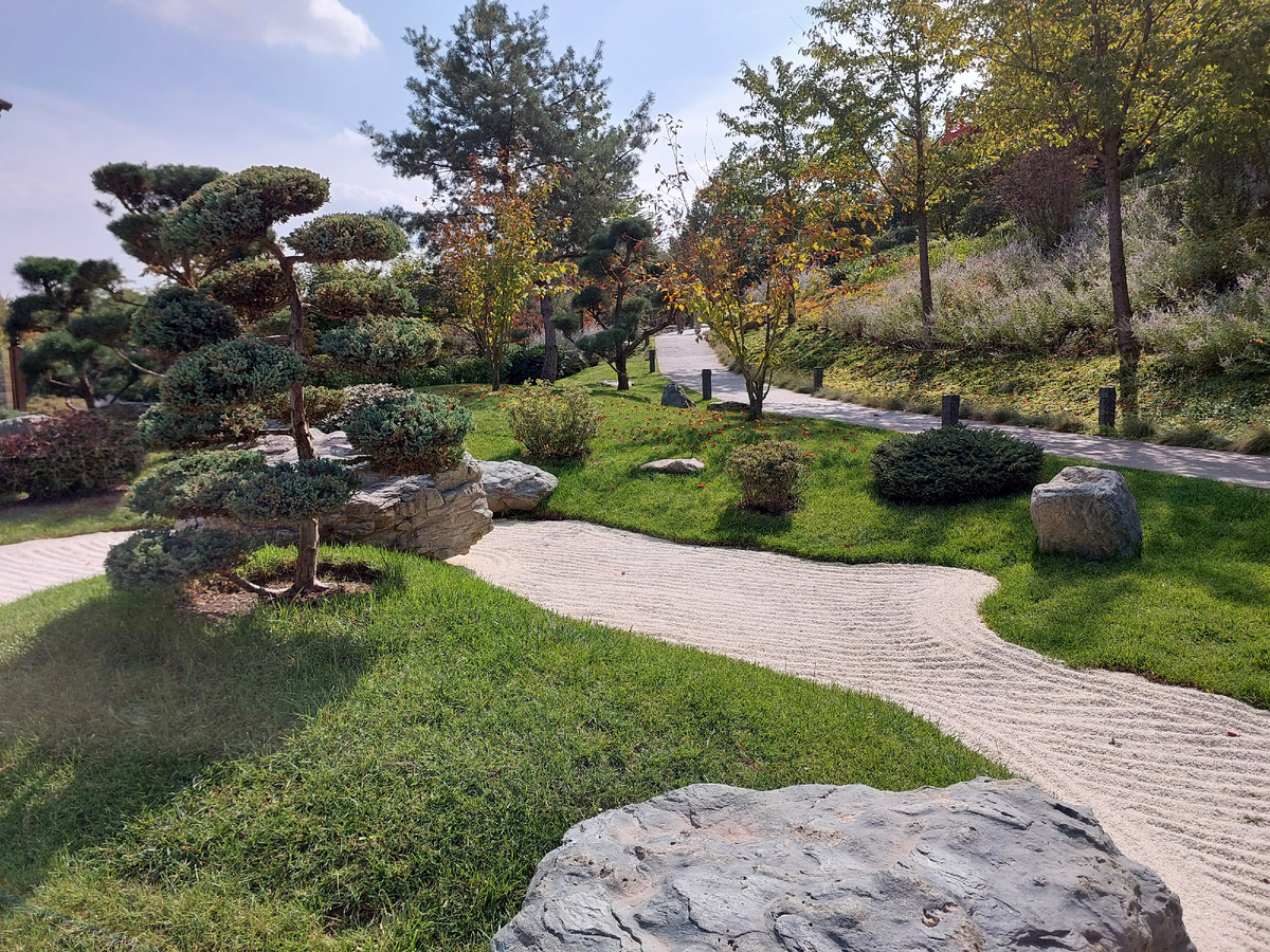 Извилистая дорожка в японском саду- только для созерцания.