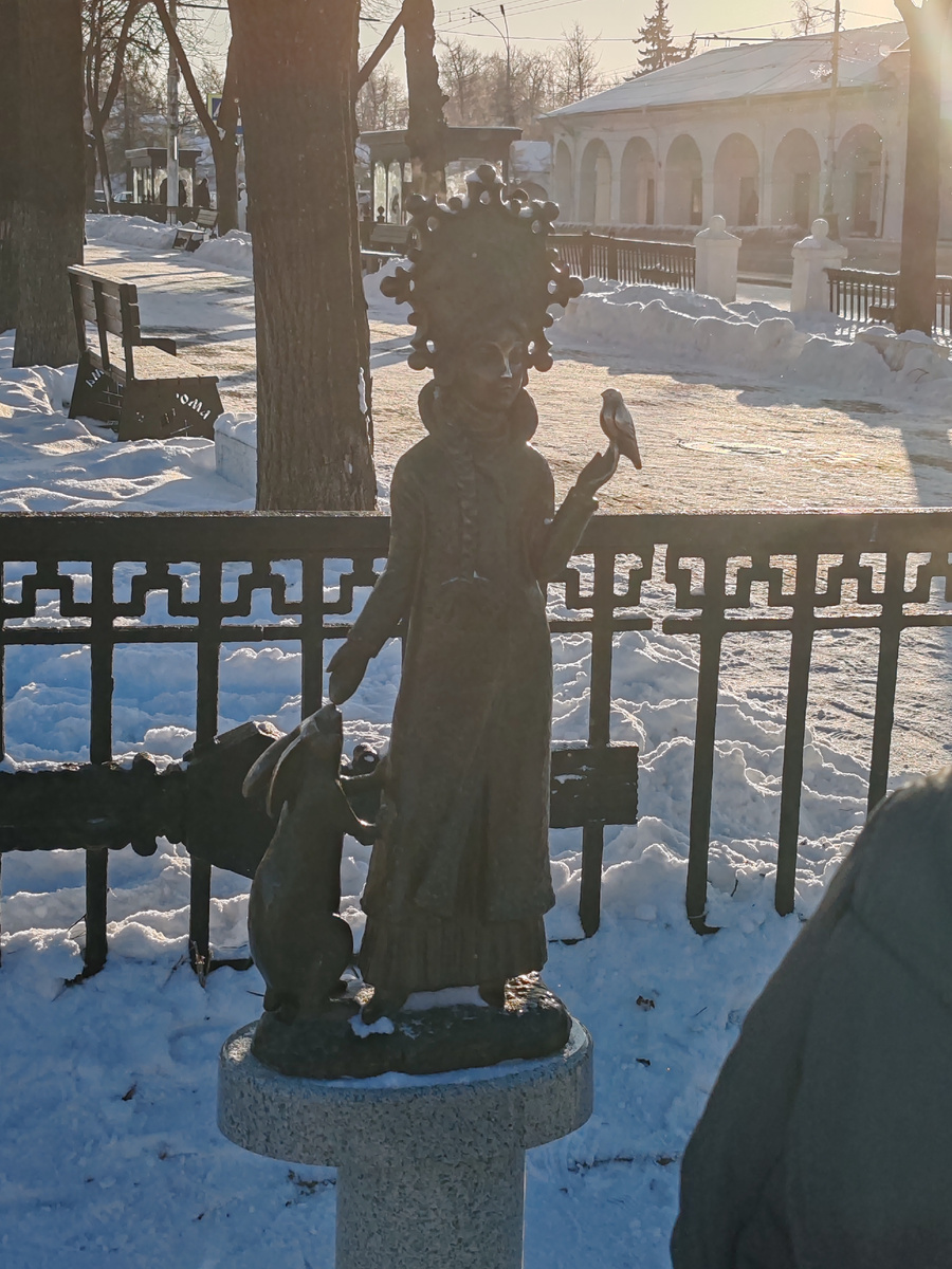 Скульптура Снегурочки на Сусанинской площади 