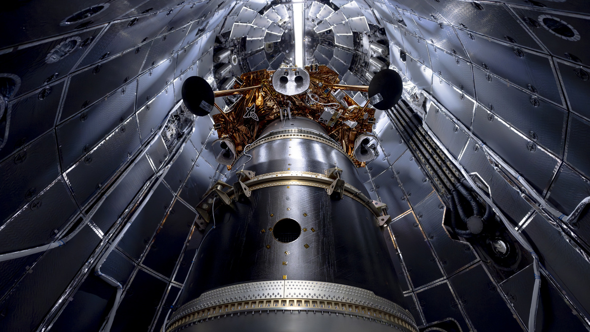 Blue Ghost М1 (сверху) и Hakuto-R M2 в специальной капсуле внутри головного обтекателя Falcon 9. Credit: SpaceX.