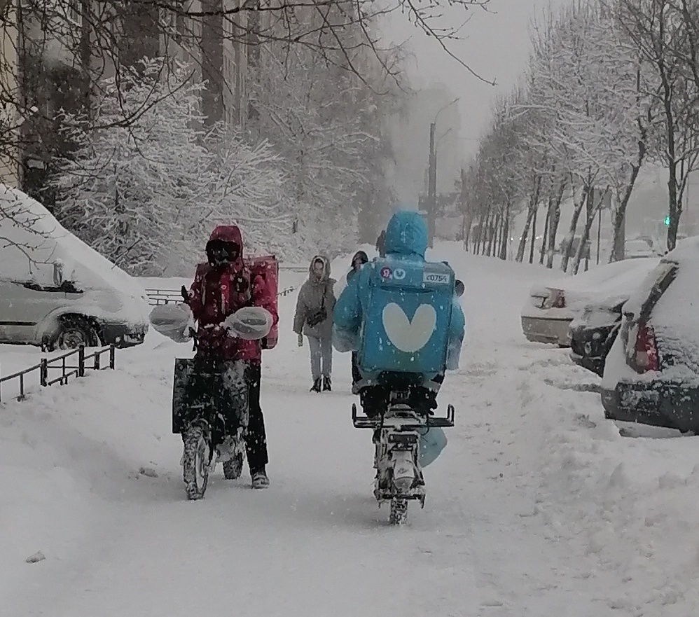 В Петербурге пешеход - второй сорт. Его место в грязи на обочине. Короли тротуаров - велодоставщики. 