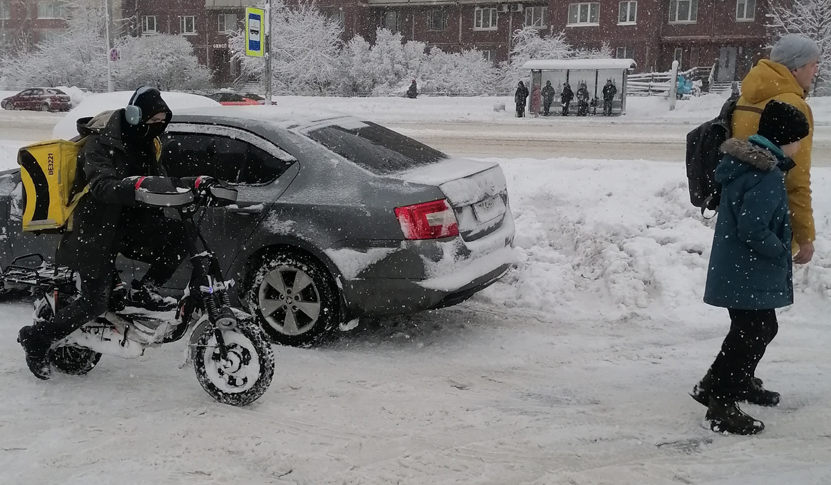Сейчас велодоставщик будет гудеть папе и ребёнку, чтобы убрались с дороги.